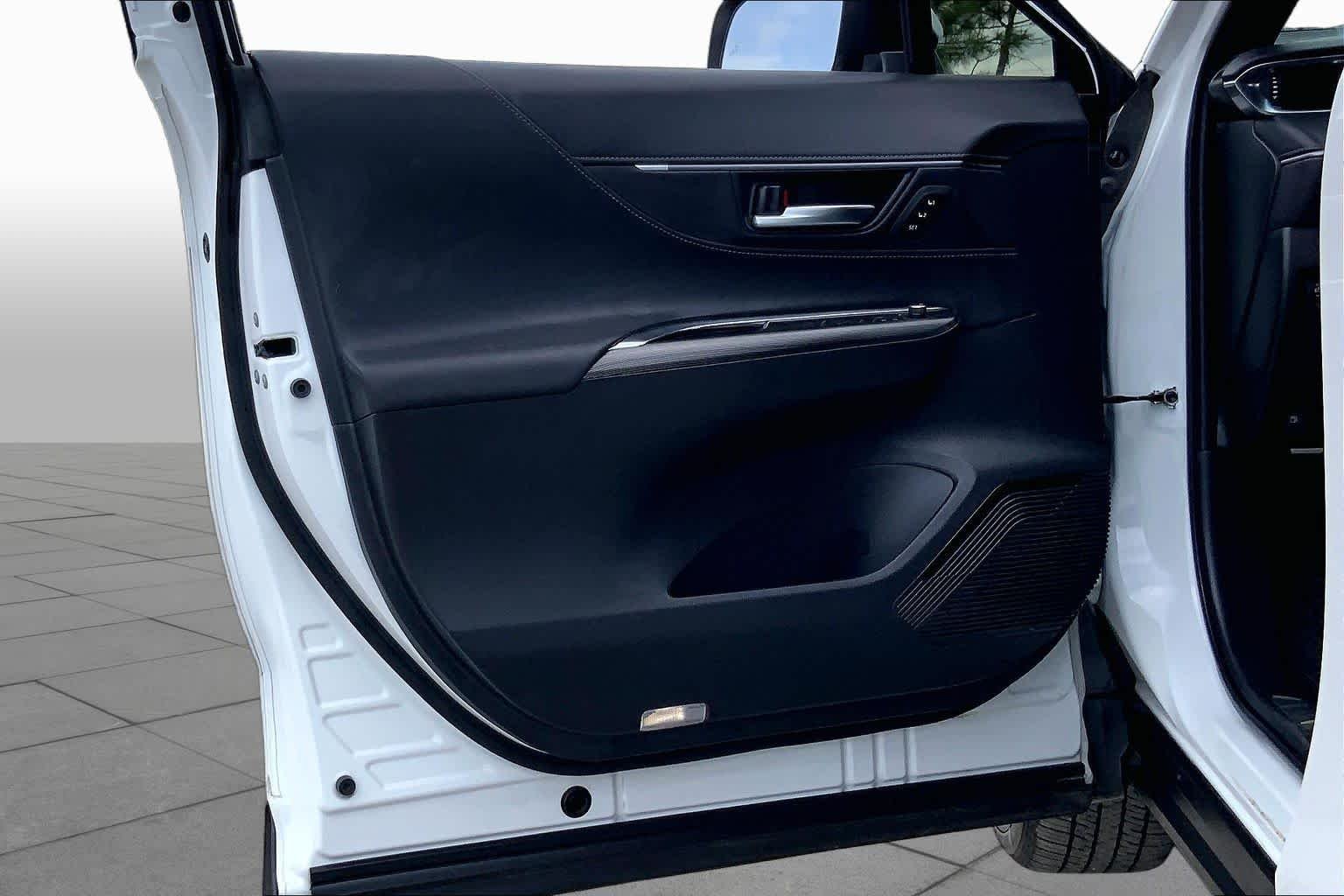 Used 2024 Wind Chill Pearl Toyota XLE image 21