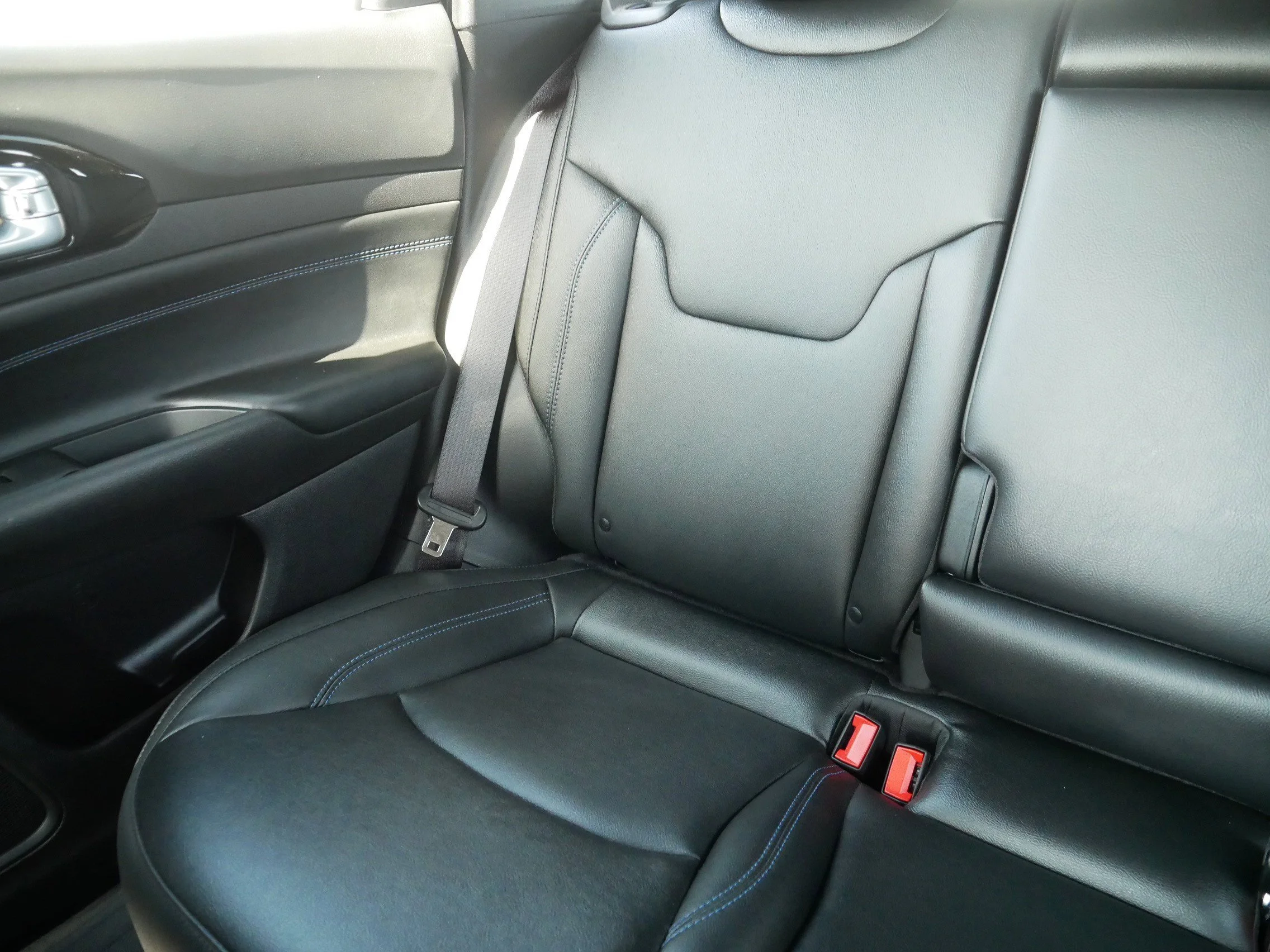 Used 2025 Diamond Black Crystal Pearlcoat Jeep Limited image 12