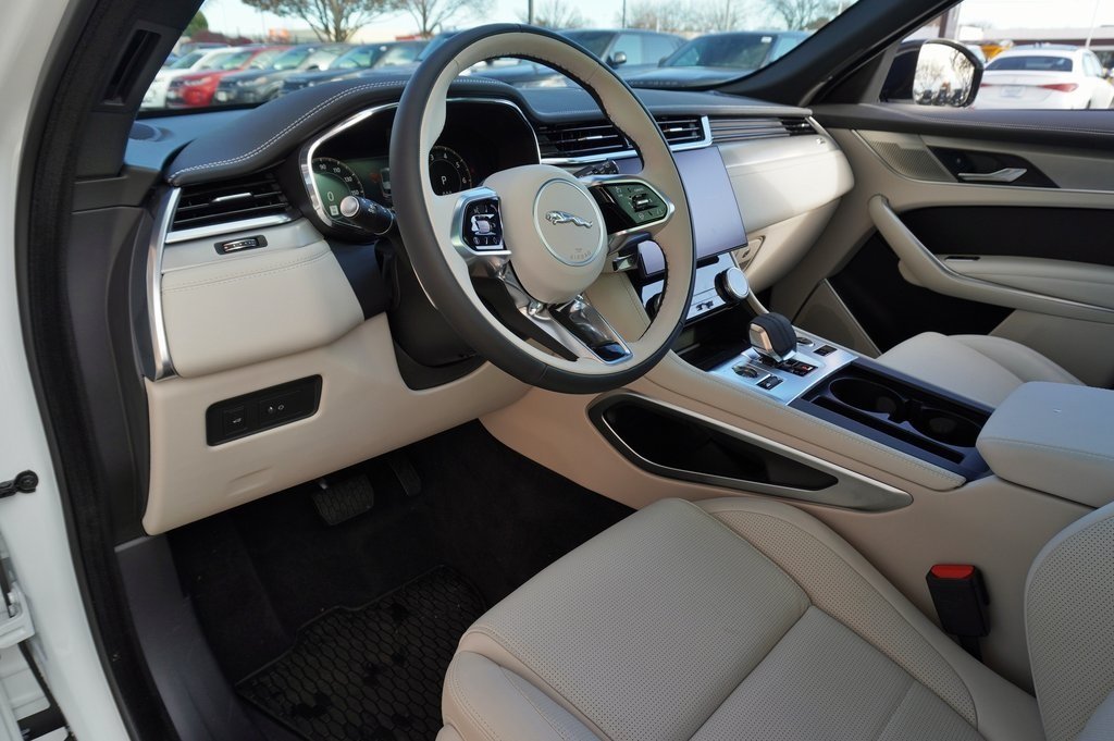 2025 JAGUAR F-PACE - Image 11