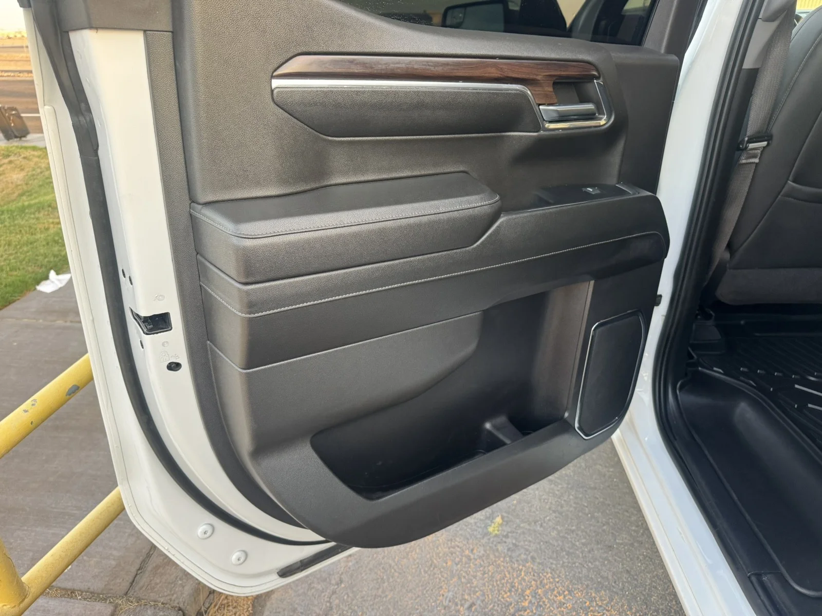 Used 2024 WHITE GMC SLT image 27