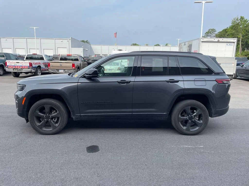 Used 2023 Gray Jeep Altitude X image 5