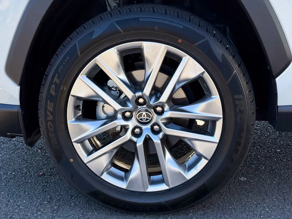 Used 2025 Pearl Toyota XLE Premium image 9