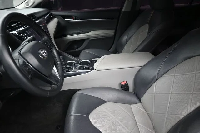 Used 2018 Brown Toyota XLE image 16