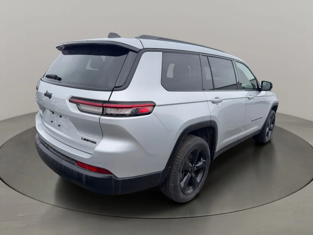 Used 2023 Silver Jeep Limited image 4