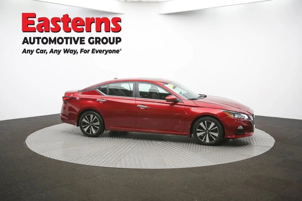 Used 2021 Red Nissan 2.5 SV image 46