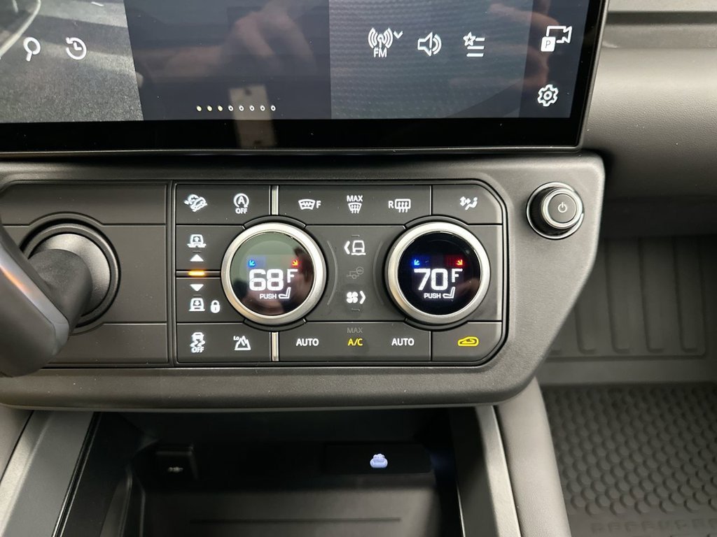 New 2026 Santorini Black Land Rover X-Dynamic SE image 13
