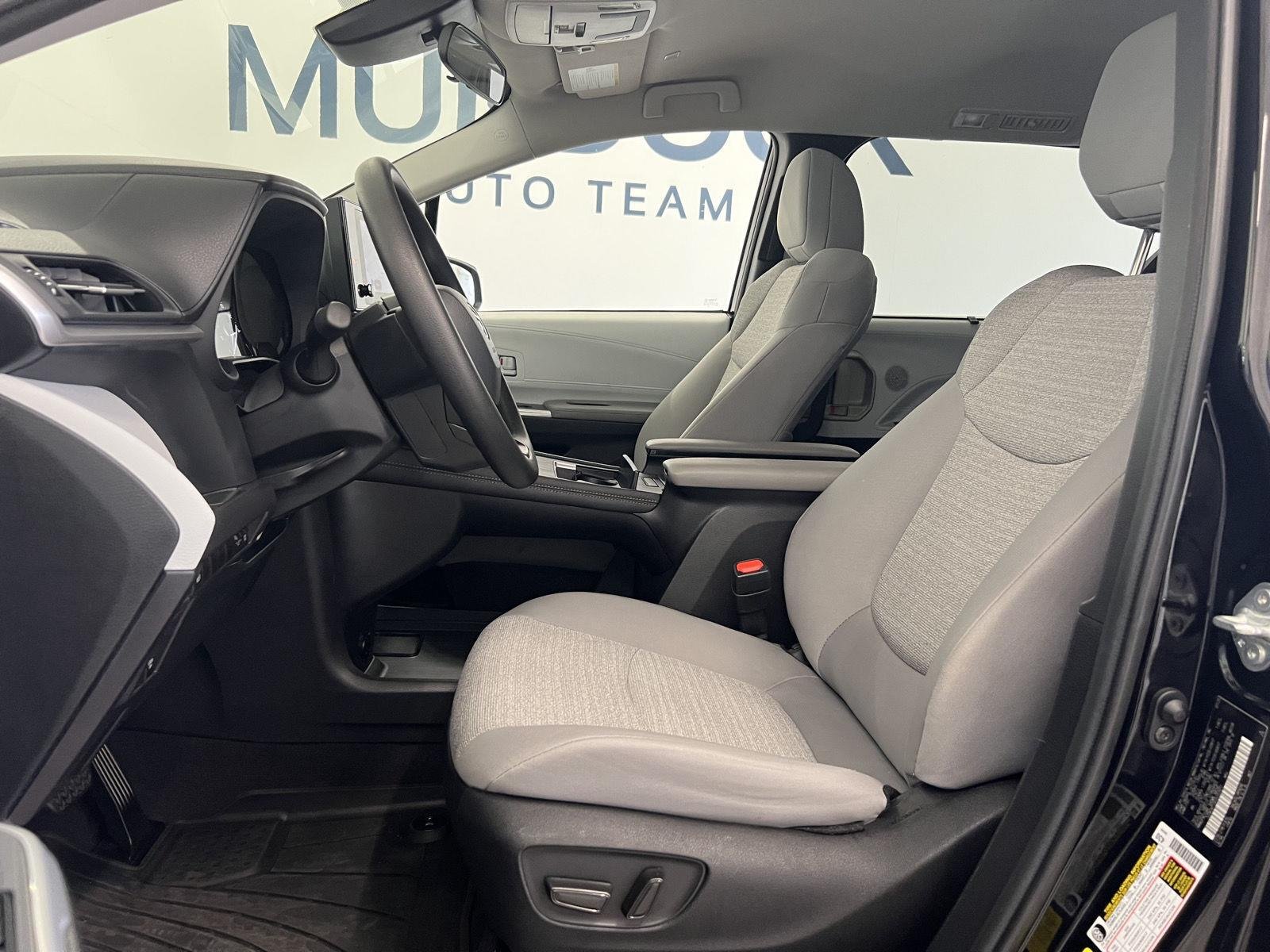 2025 Toyota Sienna LE - Photo 12