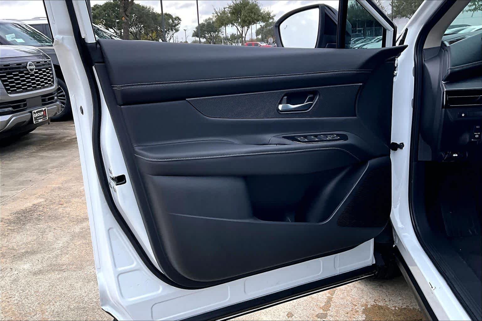 Used 2026 Everest White Pearl Tricoat Nissan SV image 16