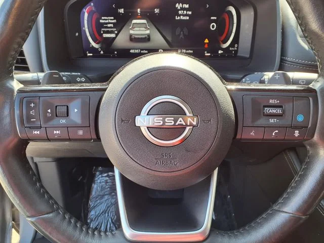 Used 2022 Gray Nissan Platinum image 9