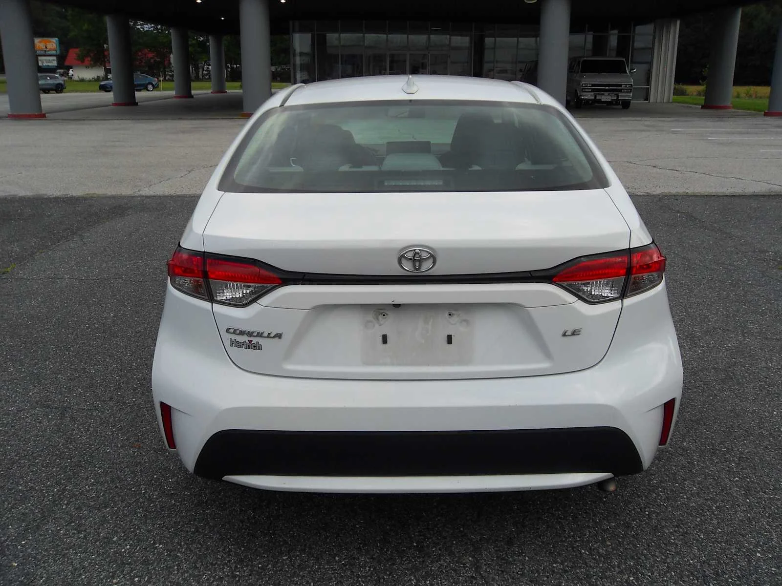 Used 2020 Super White Toyota LE image 4