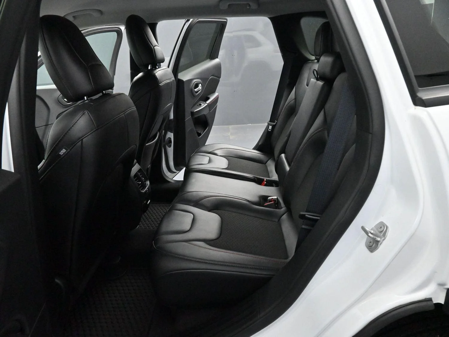 Used 2022 White Jeep Trailhawk image 26