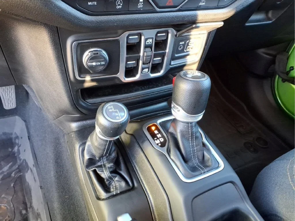 Used 2025 Green Jeep Sport S image 26