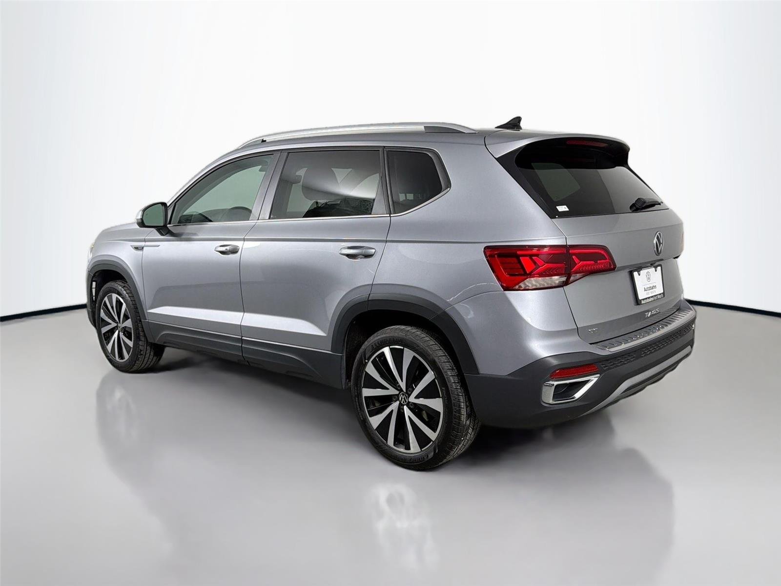 Used 2023 Pyrite Silver Metallic Volkswagen SE image 8