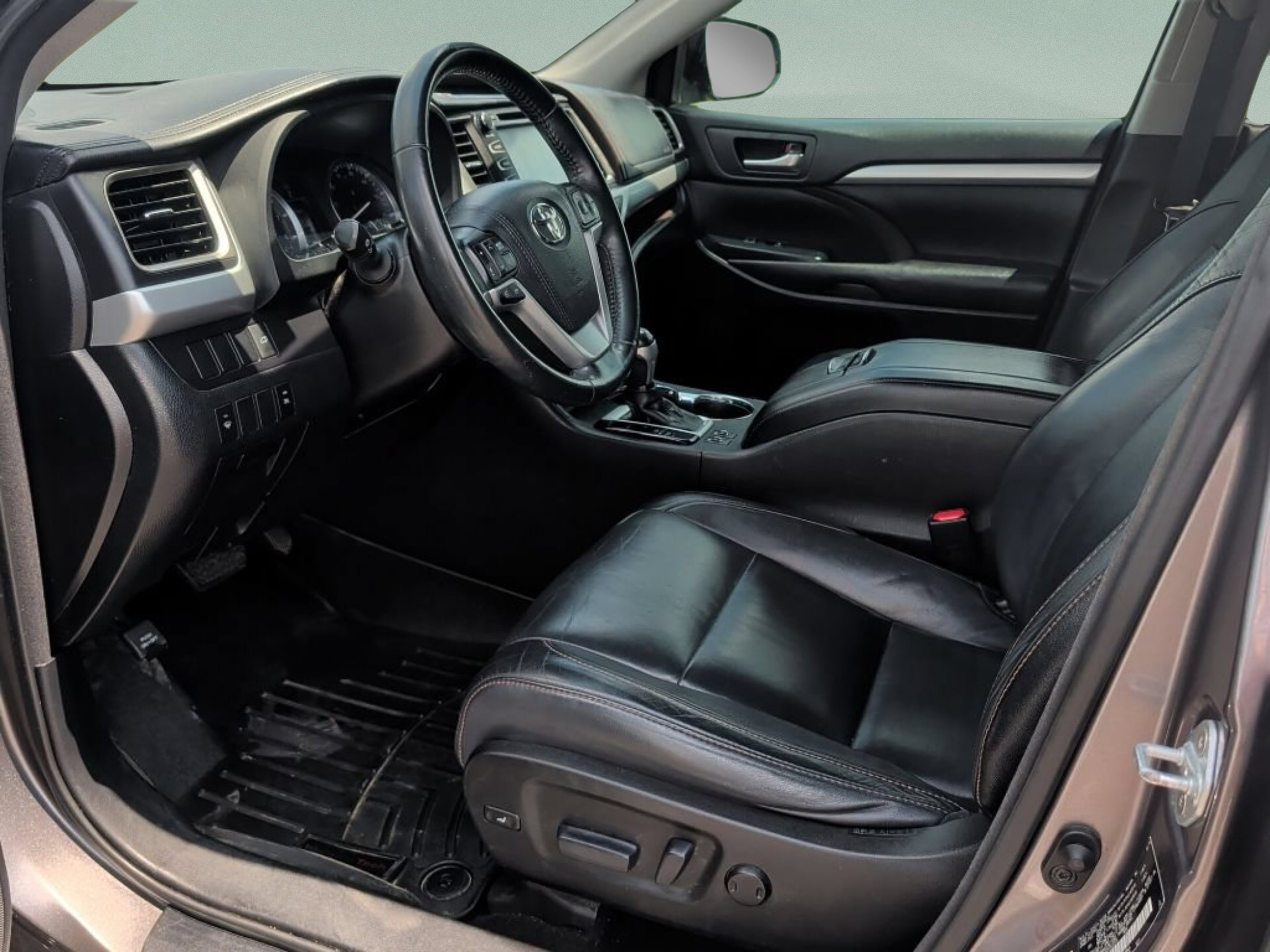 Used 2016 Predawn Gray Mica Toyota XLE image 29