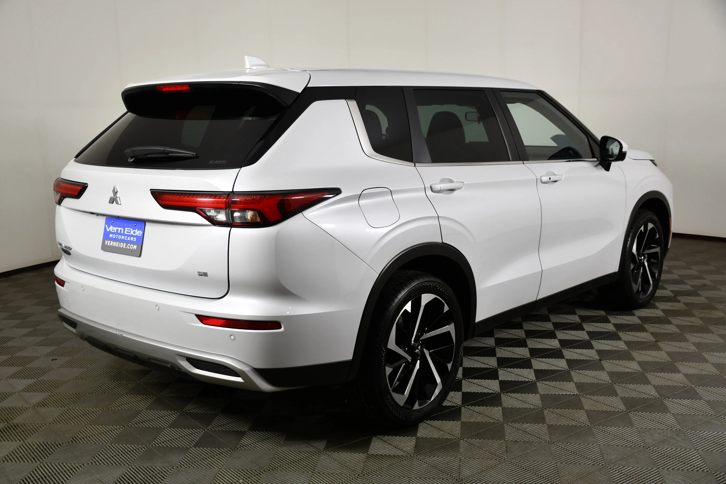 Certified Used 2023 White Diamond Mitsubishi SE image 6
