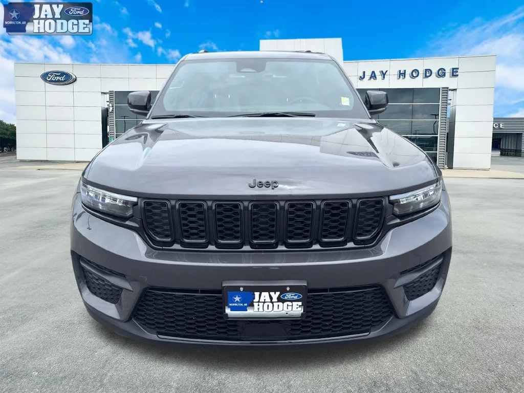 Used 2025 Gray Jeep Altitude image 8