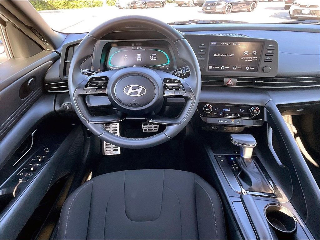 Used 2025 White Hyundai SEL Sport image 17