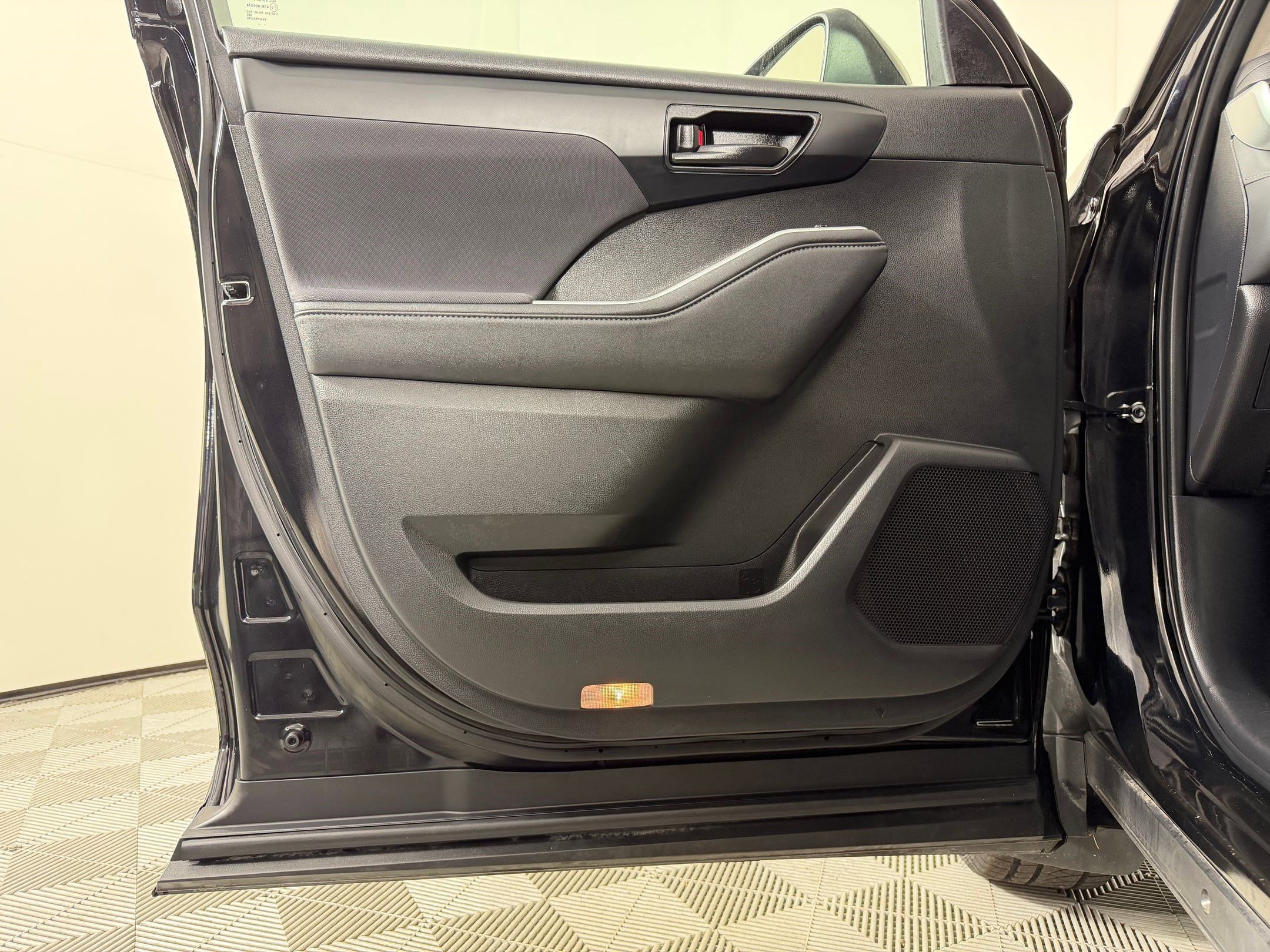 2024 Toyota Highlander LE - Photo 21