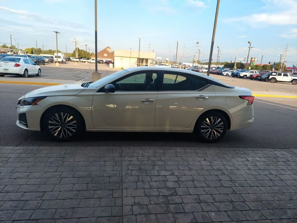 Used 2025 White Nissan 2.5 SV image 4