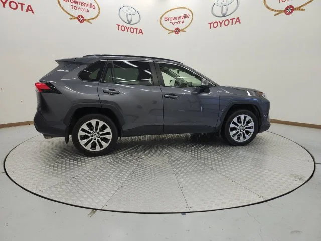 Used 2021 Gray Toyota XLE Premium image 3