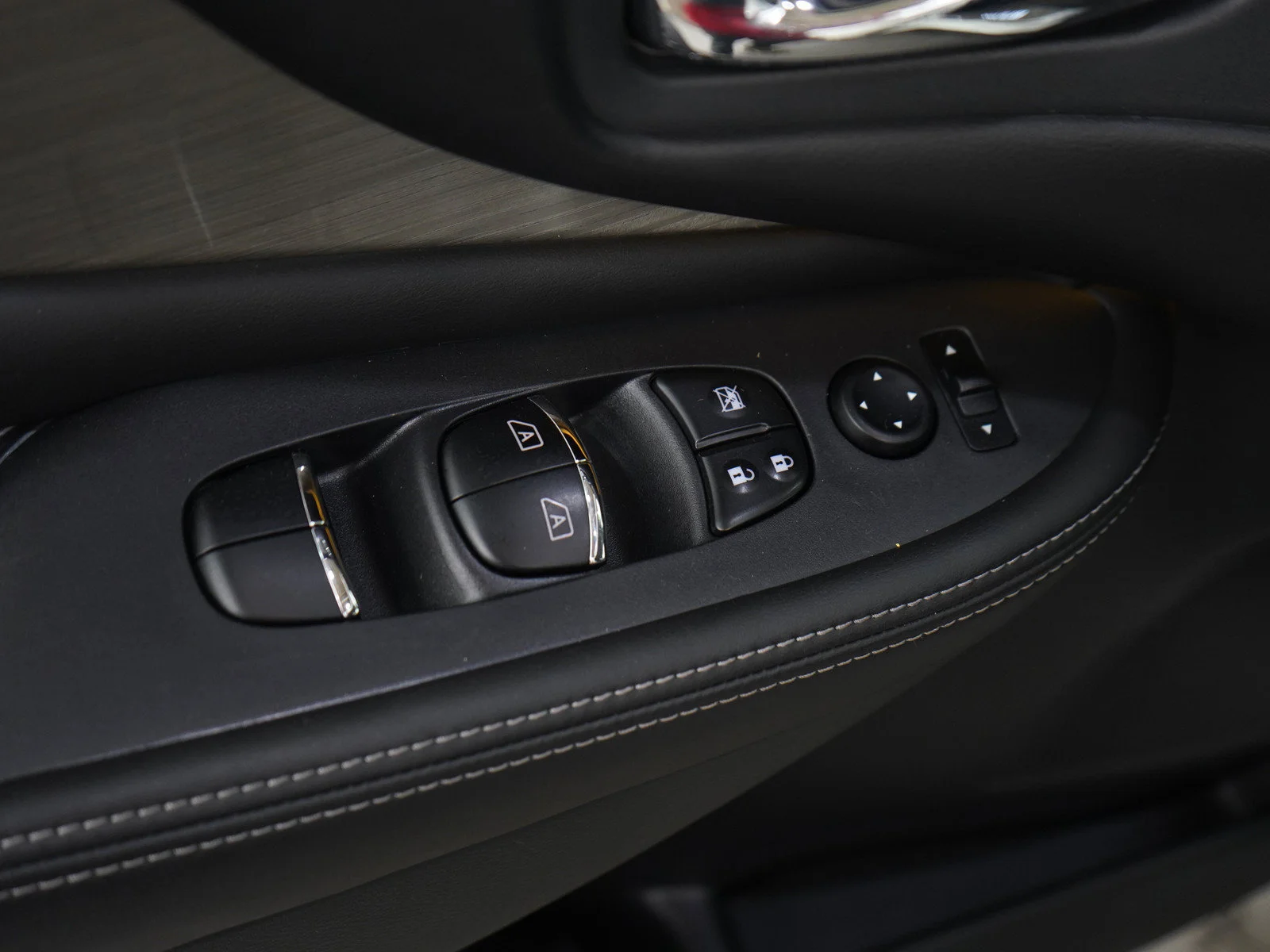 Used 2018 White Nissan SL image 20