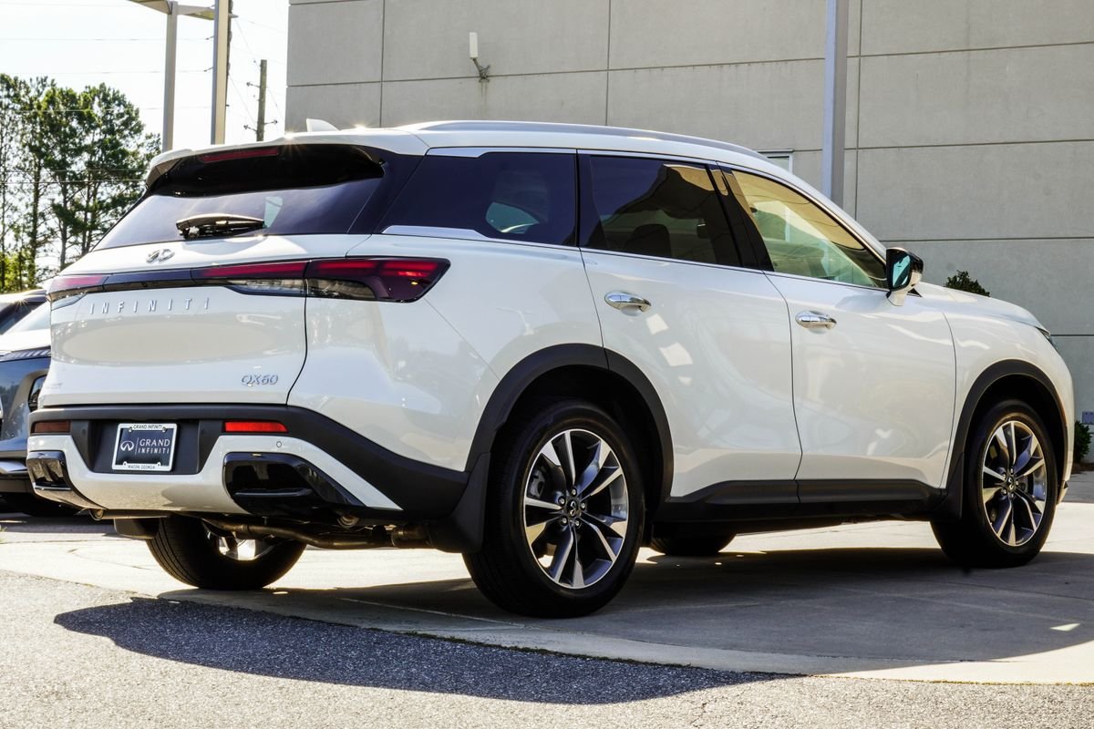 Used 2025 White INFINITI LUXE image 12