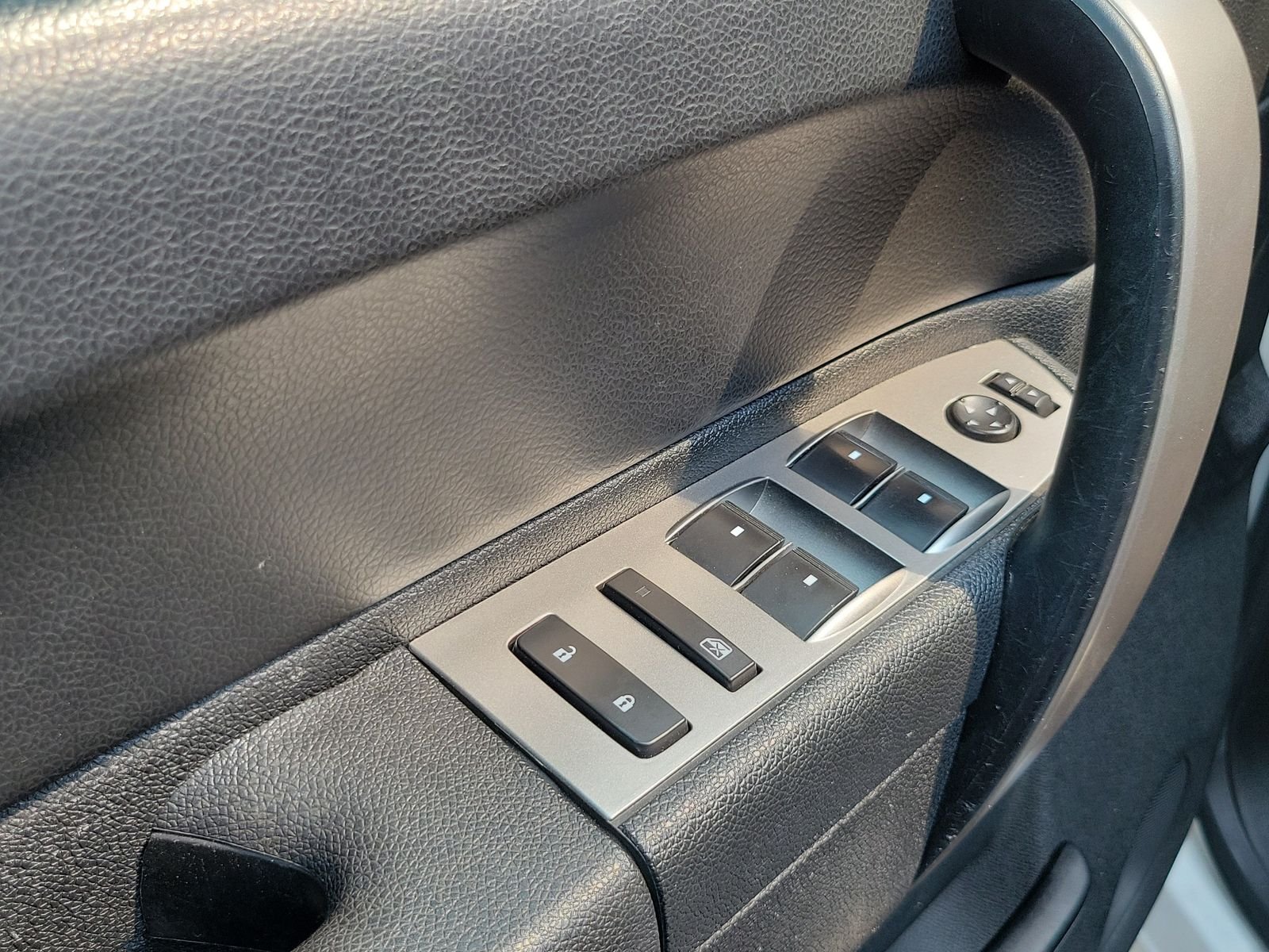 Used 2013 White GMC SLE image 8