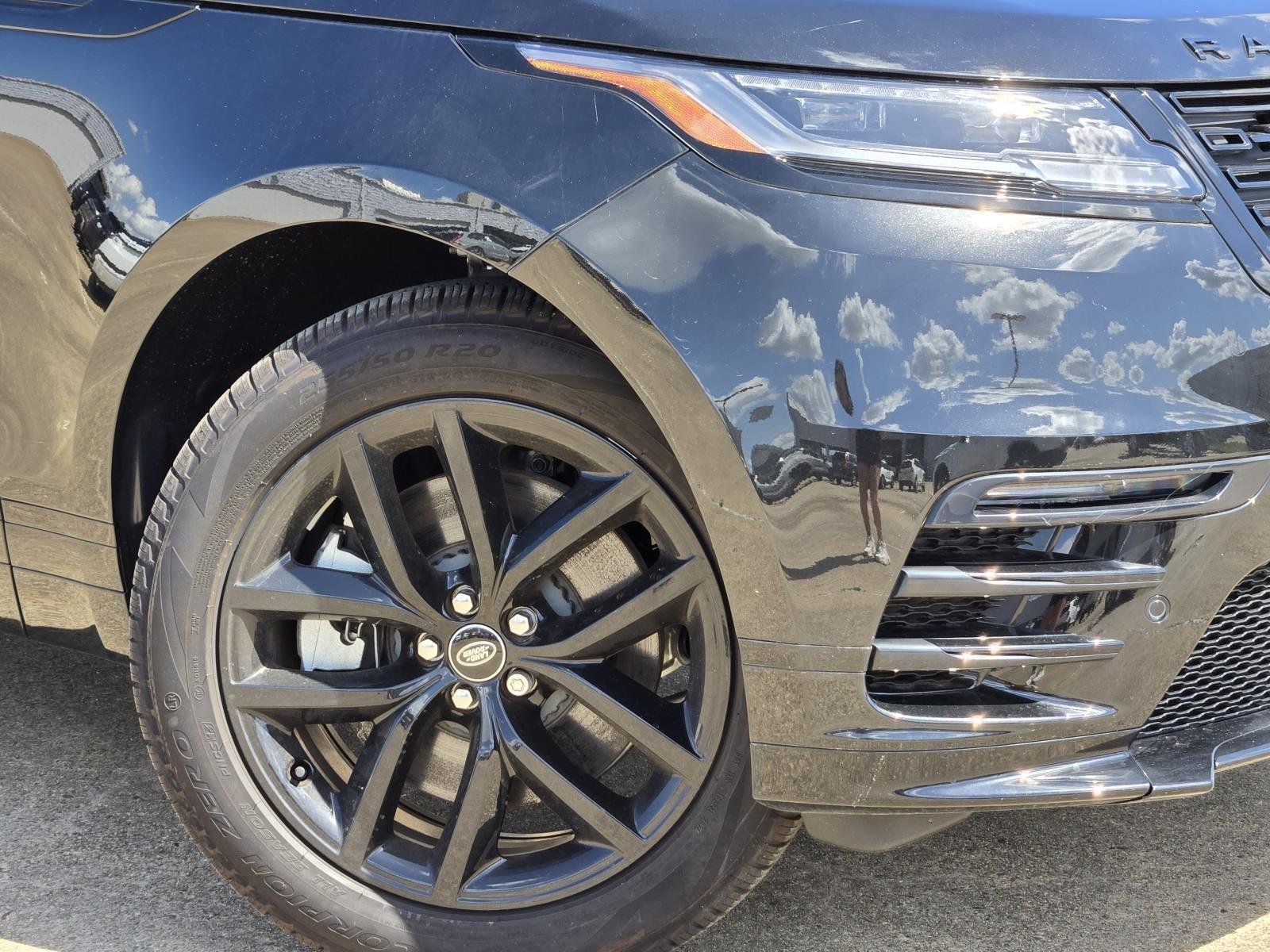 New 2025 Santorini Black Land Rover Dynamic SE image 7