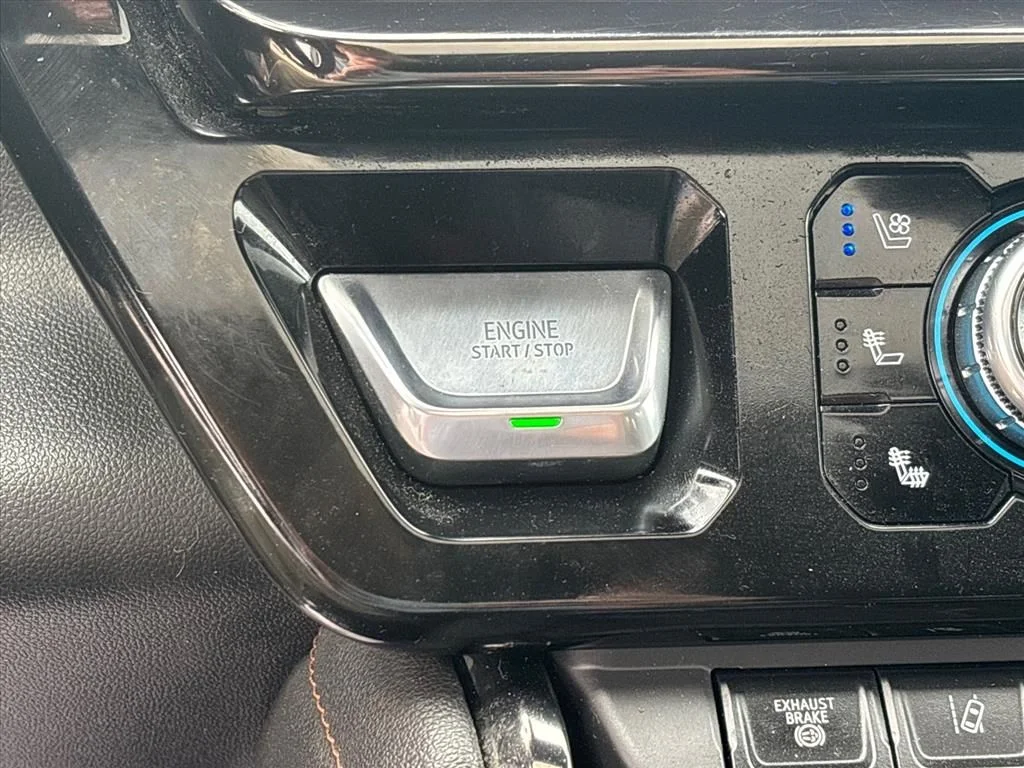 Used 2024 White GMC AT4 image 35