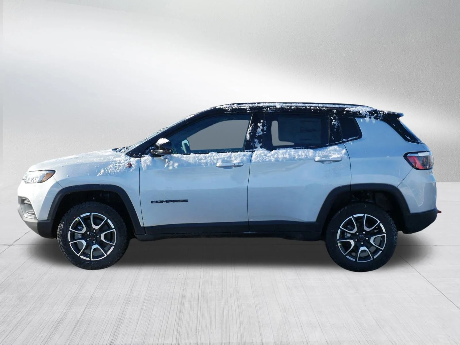 New 2026 Silver Zynith Metallic Clear-Coat Exterior Paint Jeep Trailhawk image 4
