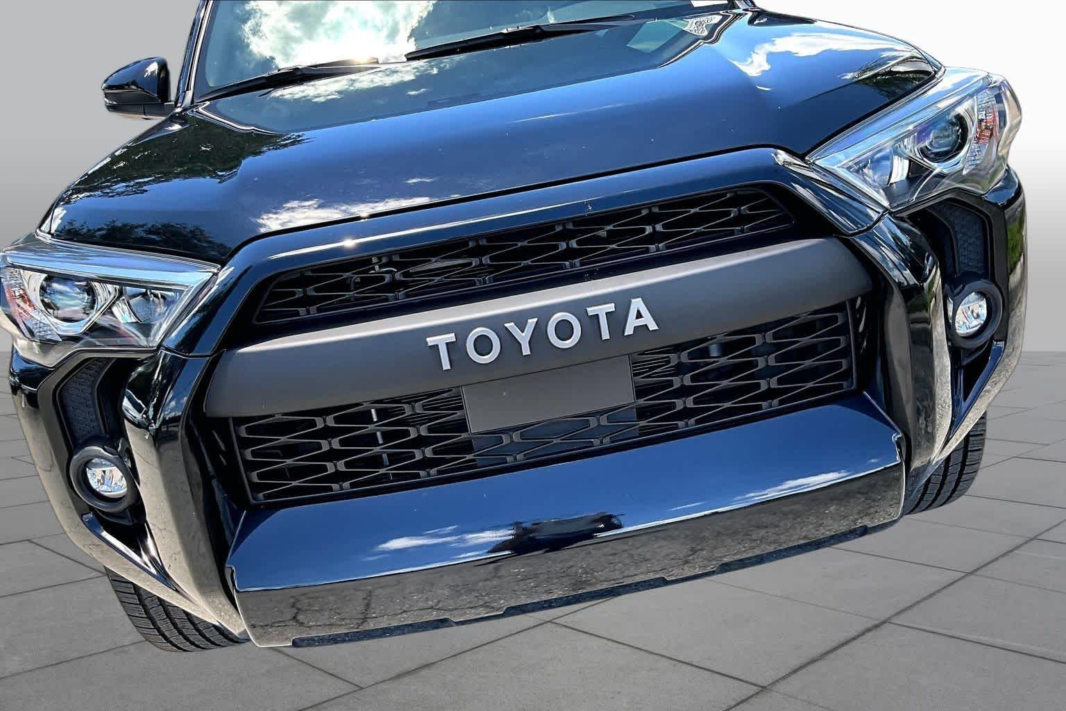 Used 2022 Midnight Black Metallic Toyota SR5 Premium image 30