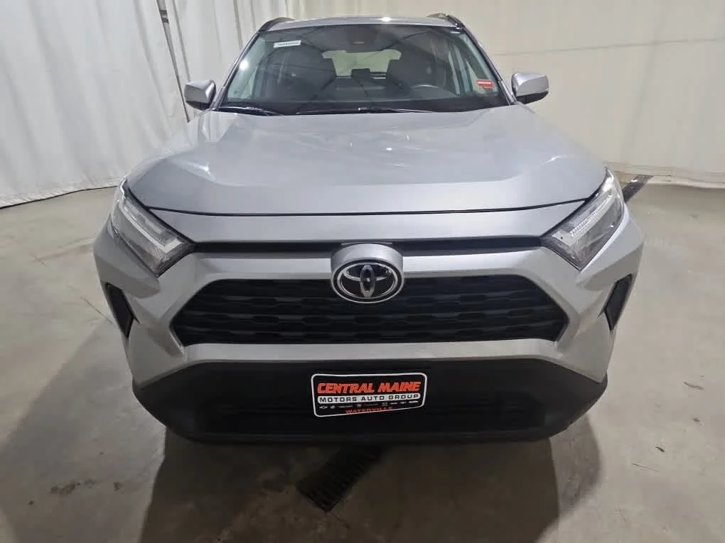 Used 2025 Silver Sky Metallic Toyota XLE image 7