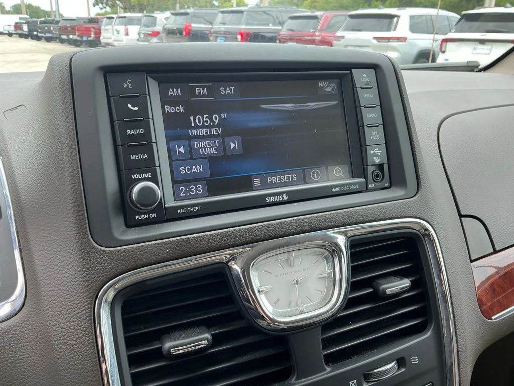 Used 2014 White Chrysler Touring-L image 39