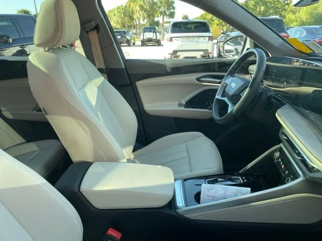 Used 2025 Glacier White Audi Premium image 8