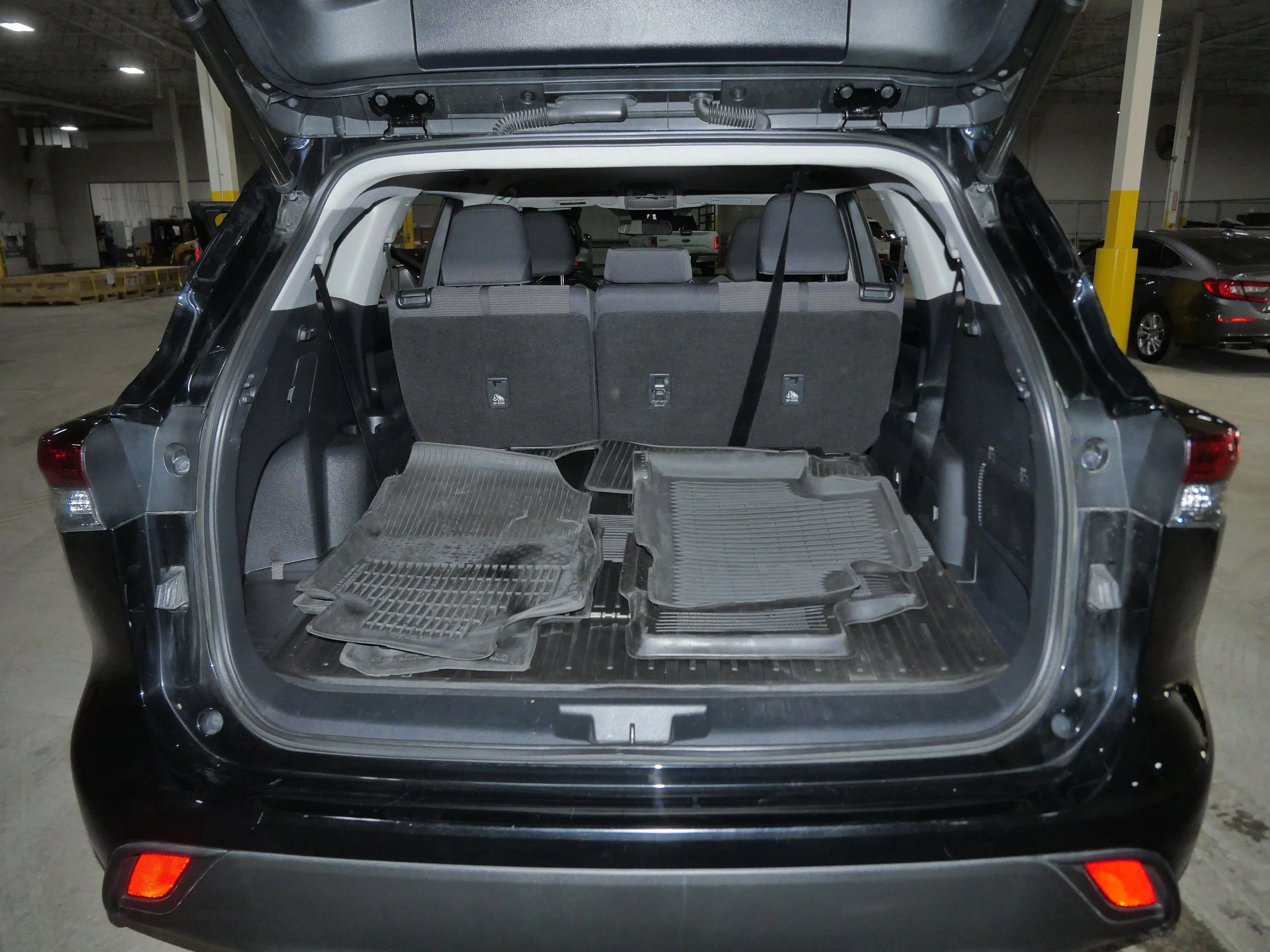 2023 Toyota Highlander LE - Photo 18