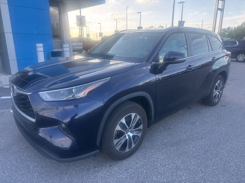 2023 Toyota Highlander XLE FWD's photo