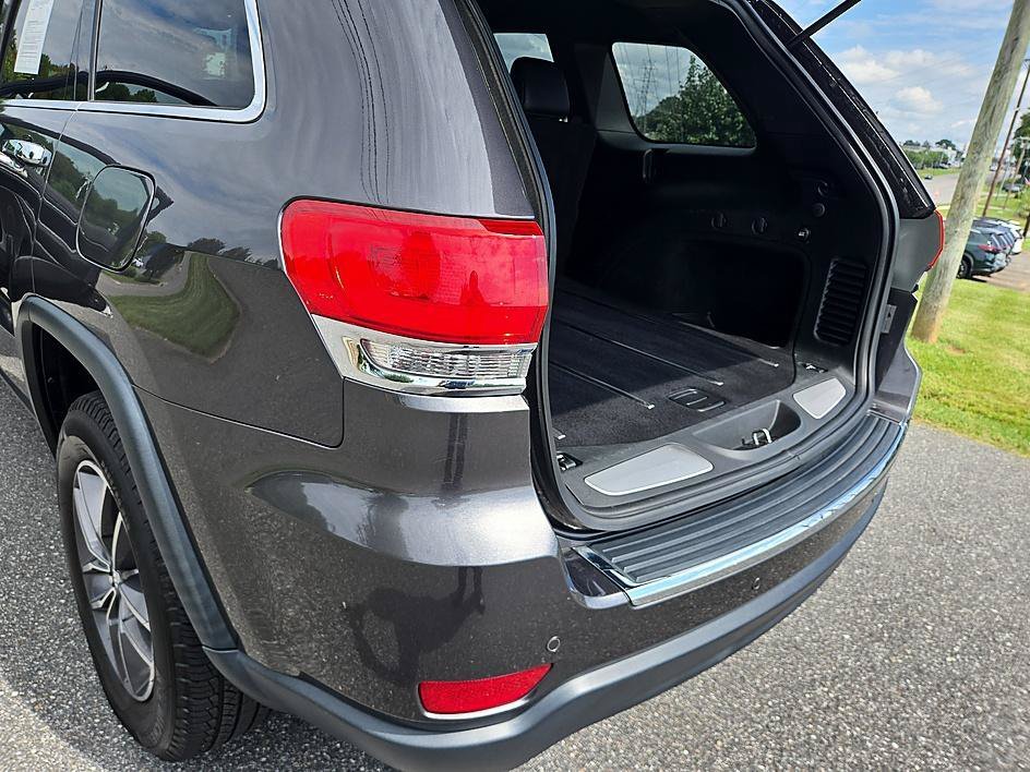 Used 2017 Granite Crystal Metallic Clearcoat Jeep Limited image 31