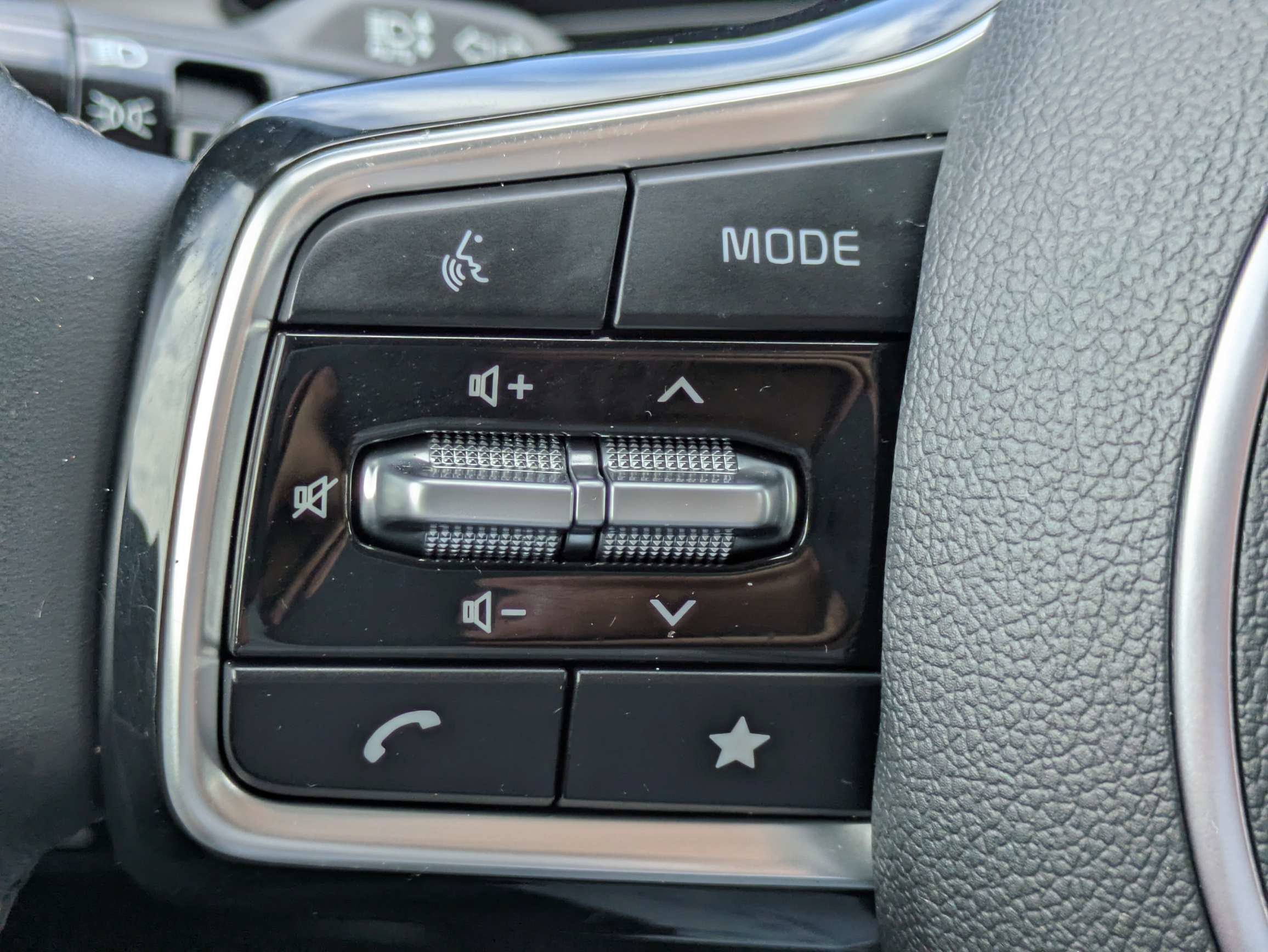 Certified Used 2025 Wolf Gray Kia X-Line EX image 32