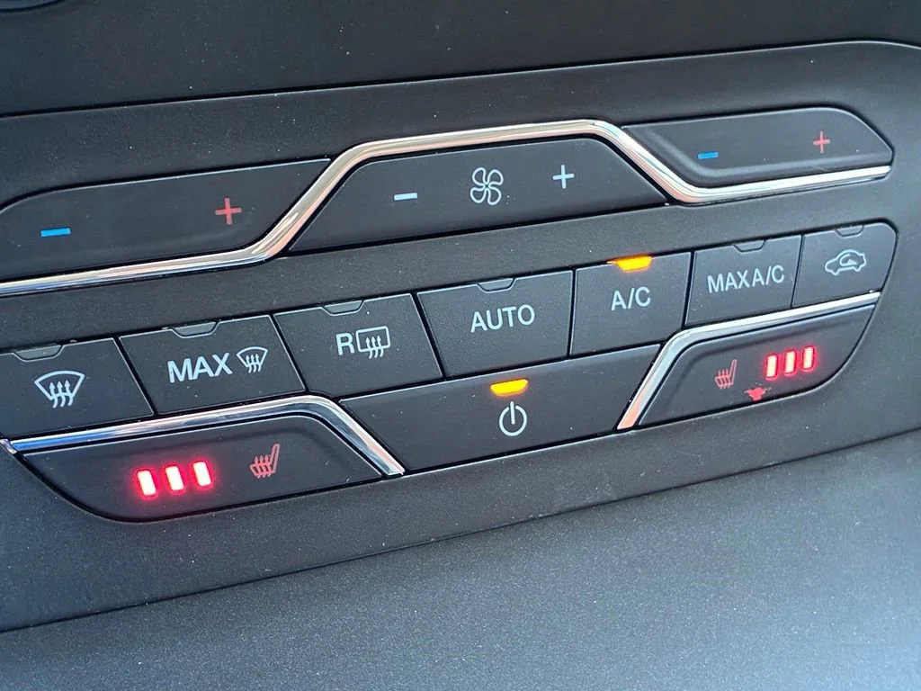 Used 2018 Shadow Black Ford SEL image 30