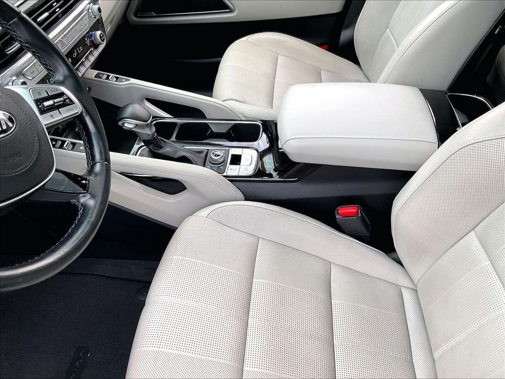 Used 2021 White Kia EX image 21