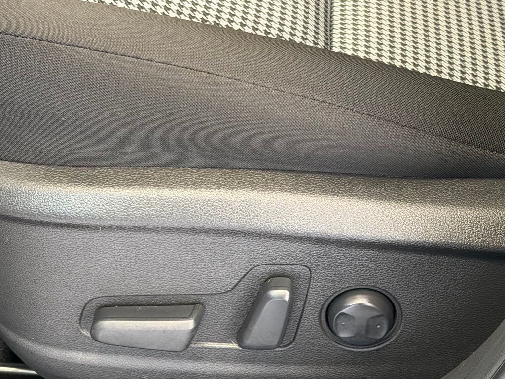 Used 2021 Ultra Black Hyundai SEL Plus image 17