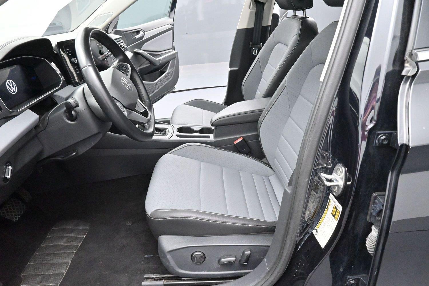 Used 2025 Deep Black Pearl Volkswagen SE image 14