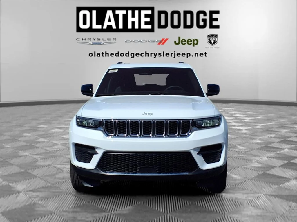 New 2026 Bright White Clear-Coat Exterior Paint Jeep Laredo X image 32