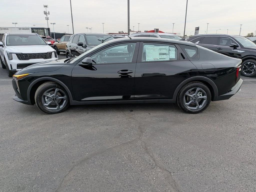 New 2027 Aurora Black Kia LXS image 31