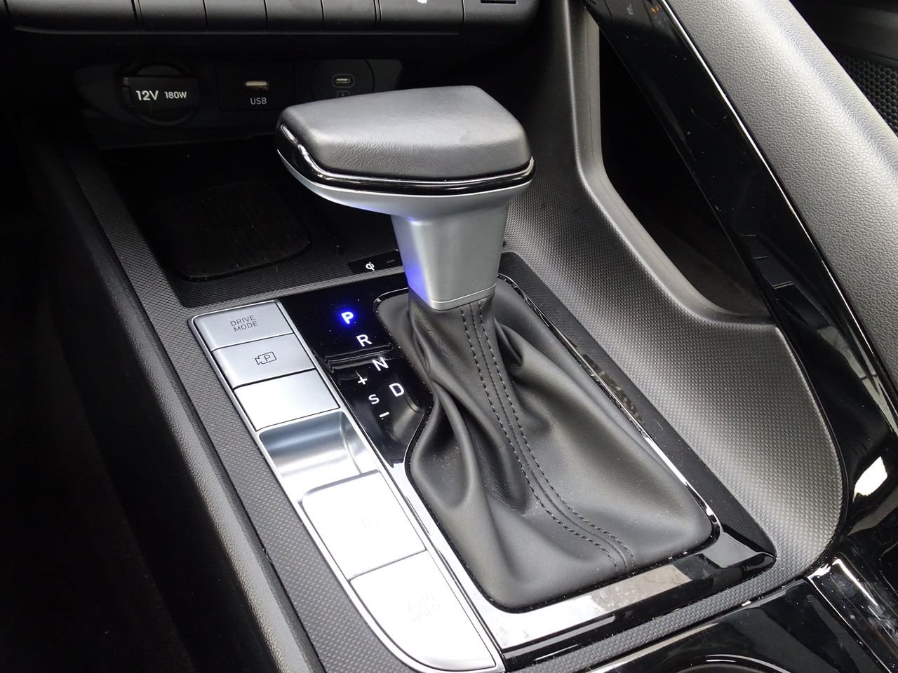 2025 Hyundai Elantra SEL - Photo 17