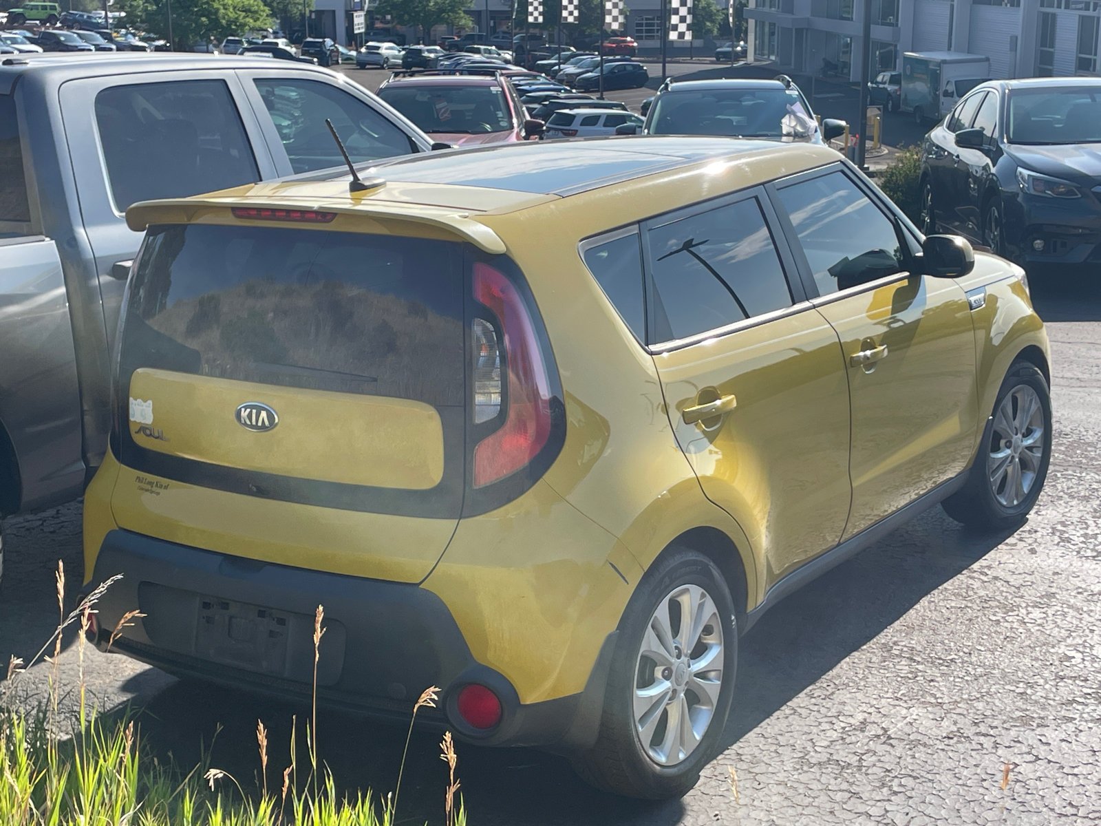 Used 2015 Solar Yellow Kia + image 3