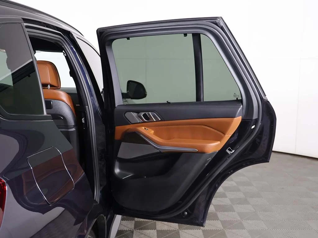Used 2022 Black BMW M50i image 27