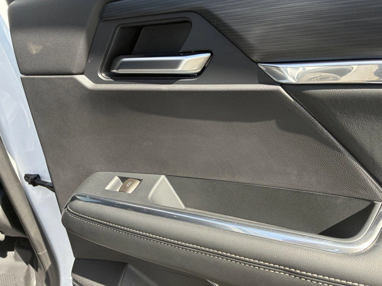 New 2027 Summit White GMC Elevation image 13