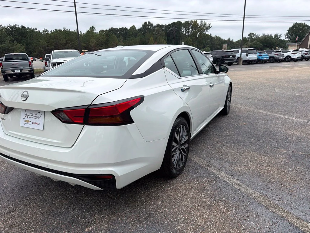 Used 2025 White Nissan SV image 5