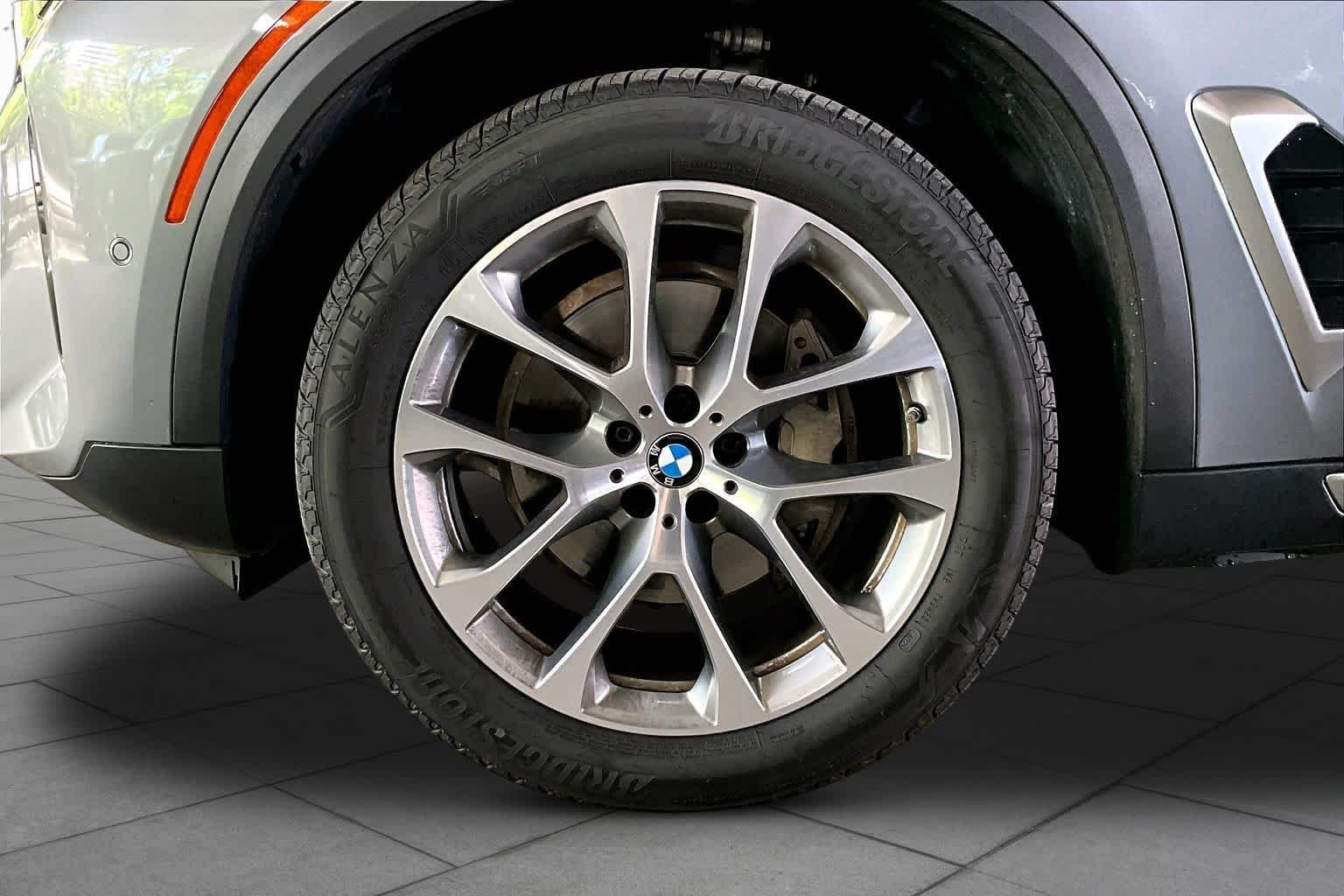 Used 2026 Skyscraper Grey Metallic BMW sDrive40i image 10